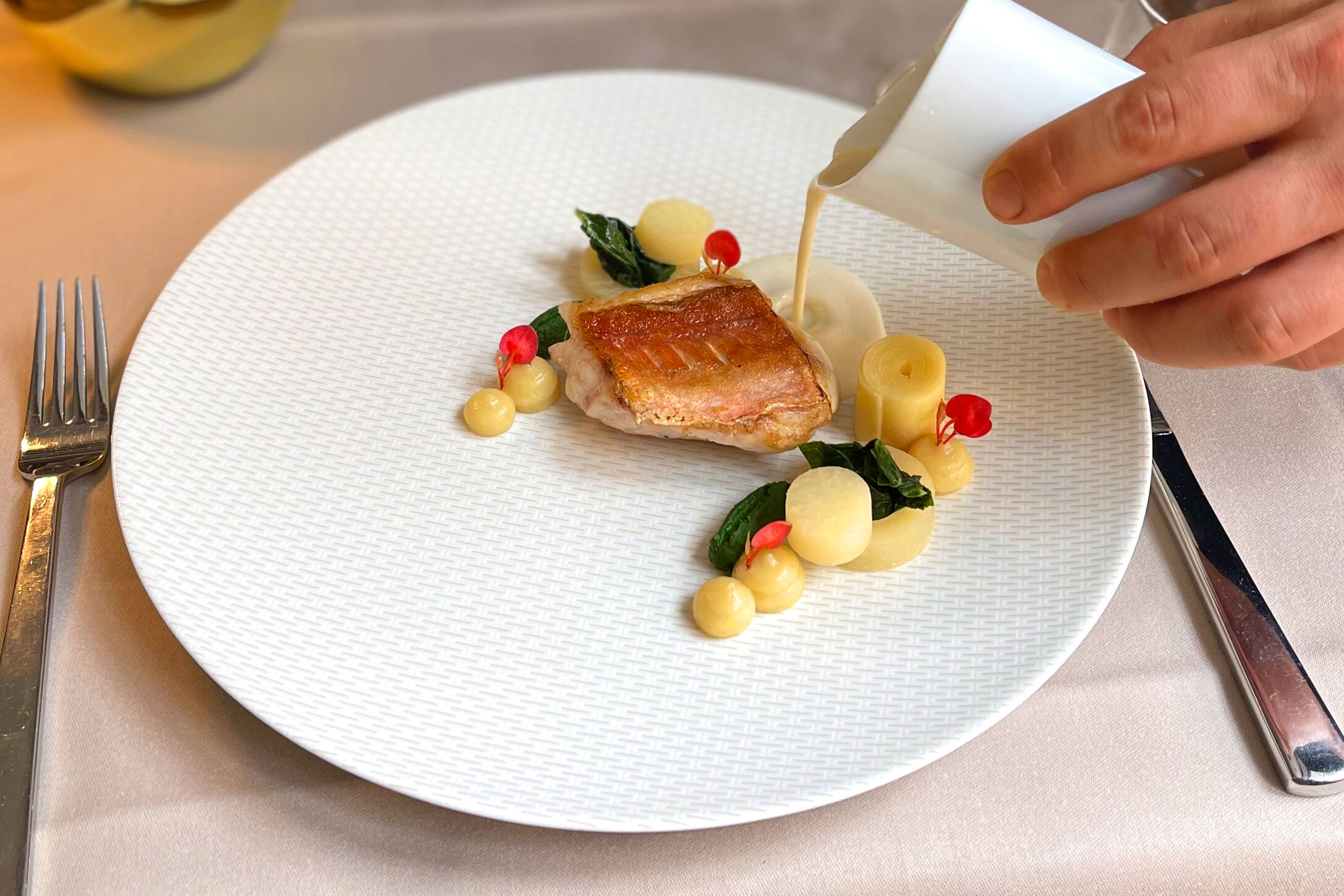 Knurrhahn-Zwischengang, perfekt gegart, stilvoll angerichtet und mit Soße abgerundet.