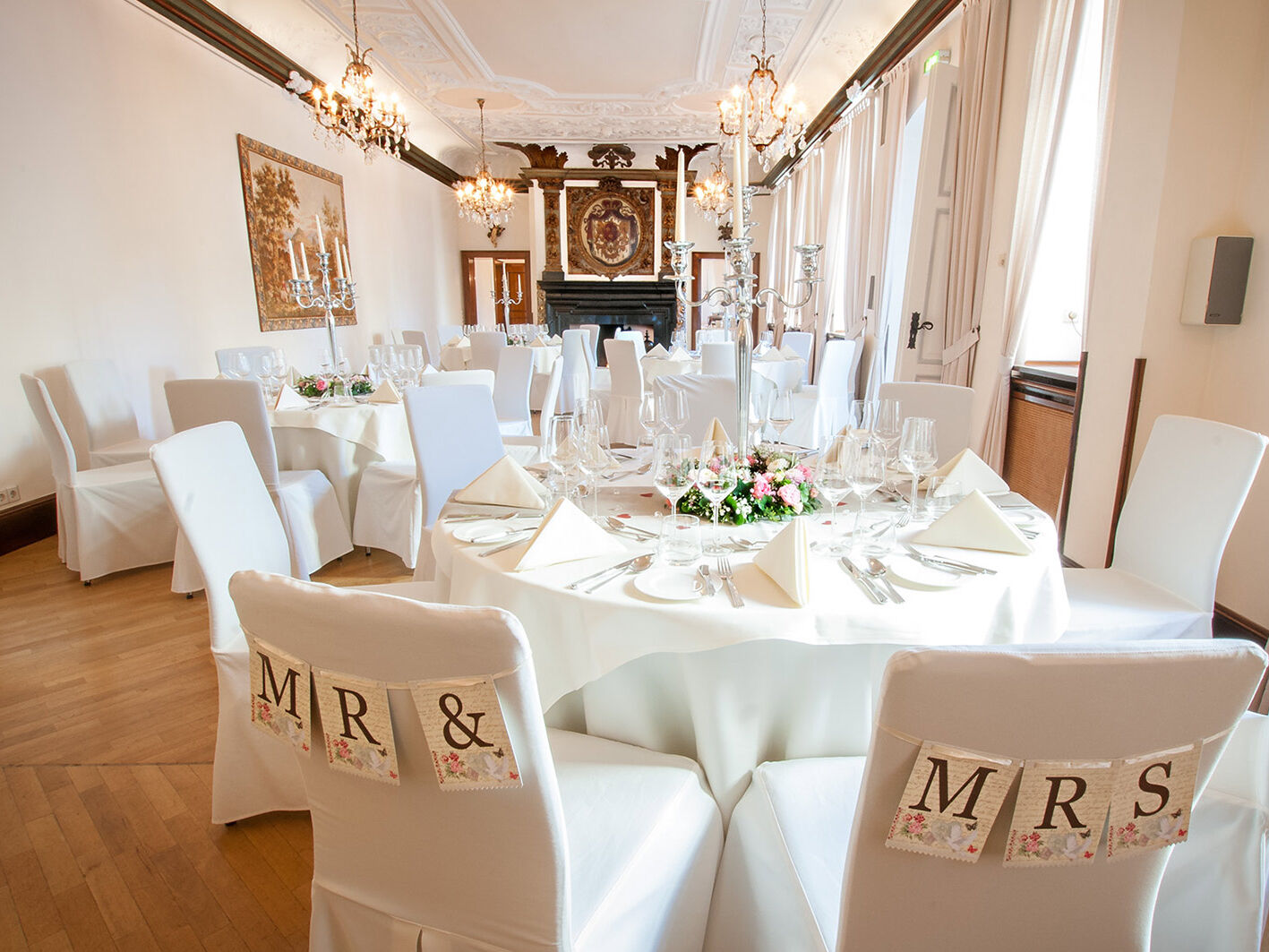 Festlich gedecktes Kaminzimmer in der Engelsburg – ideal für Hochzeiten & Feiern.
