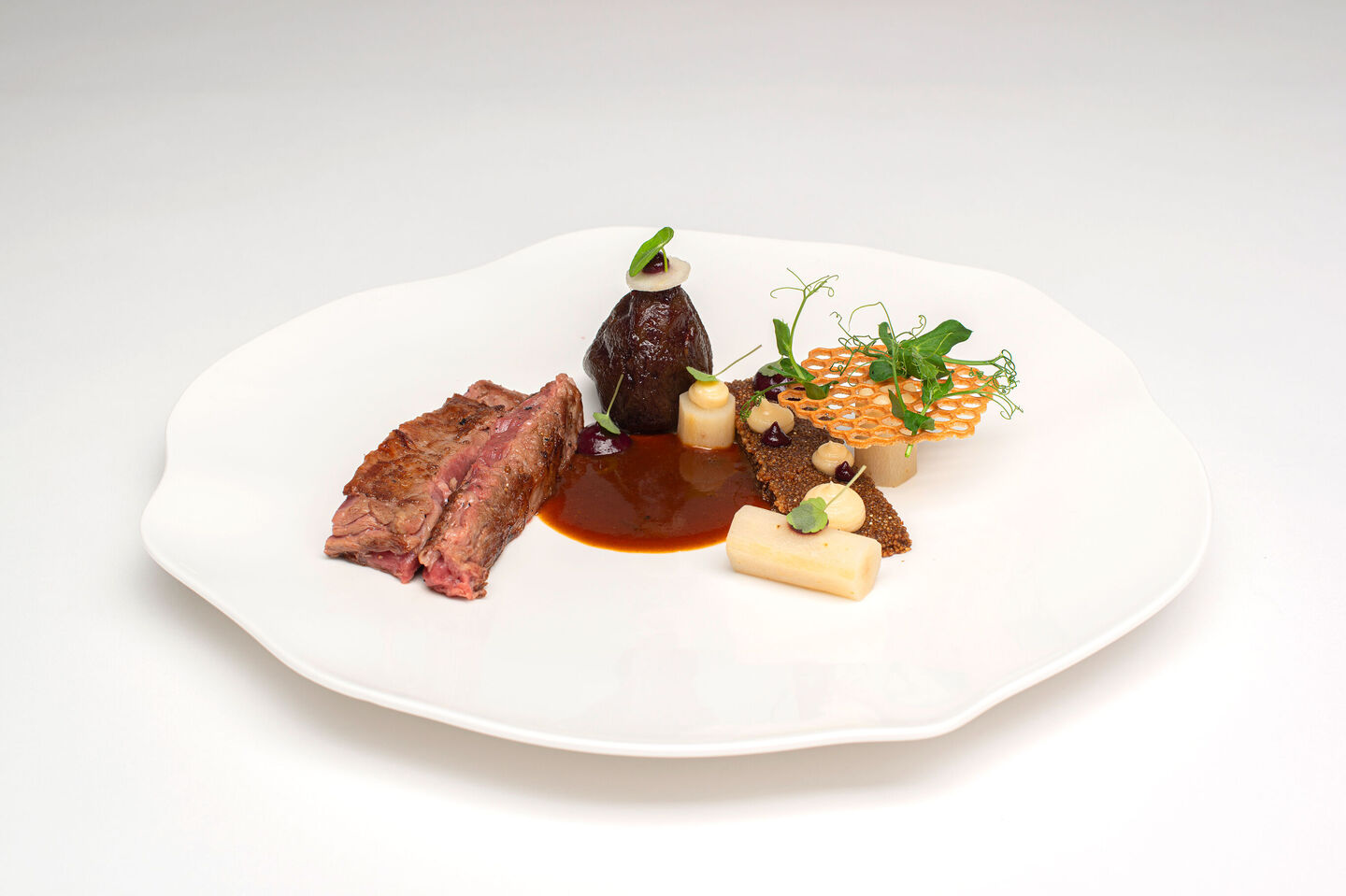 Zartes Skirtsteak mit Portweinfeige, Amaranth und Schwarzwurzel.