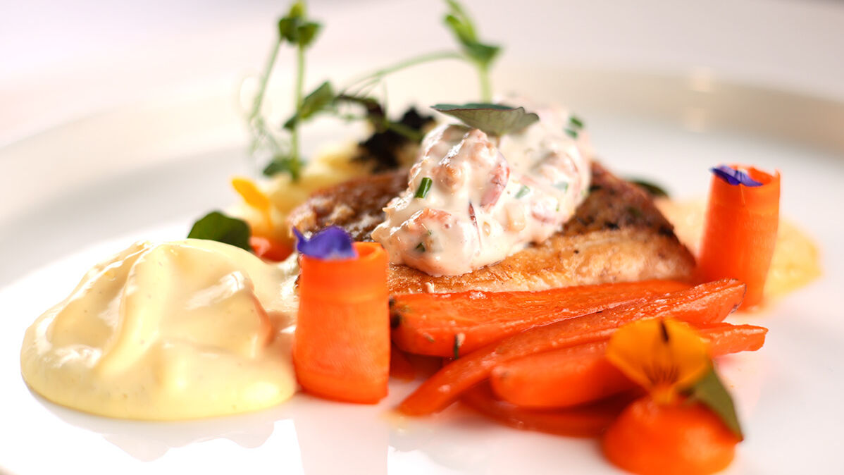 Red-Snapper-Filet mit Mini-Möhren, Kartoffelbordüre, Béarnaise-Espuma & Schaum.