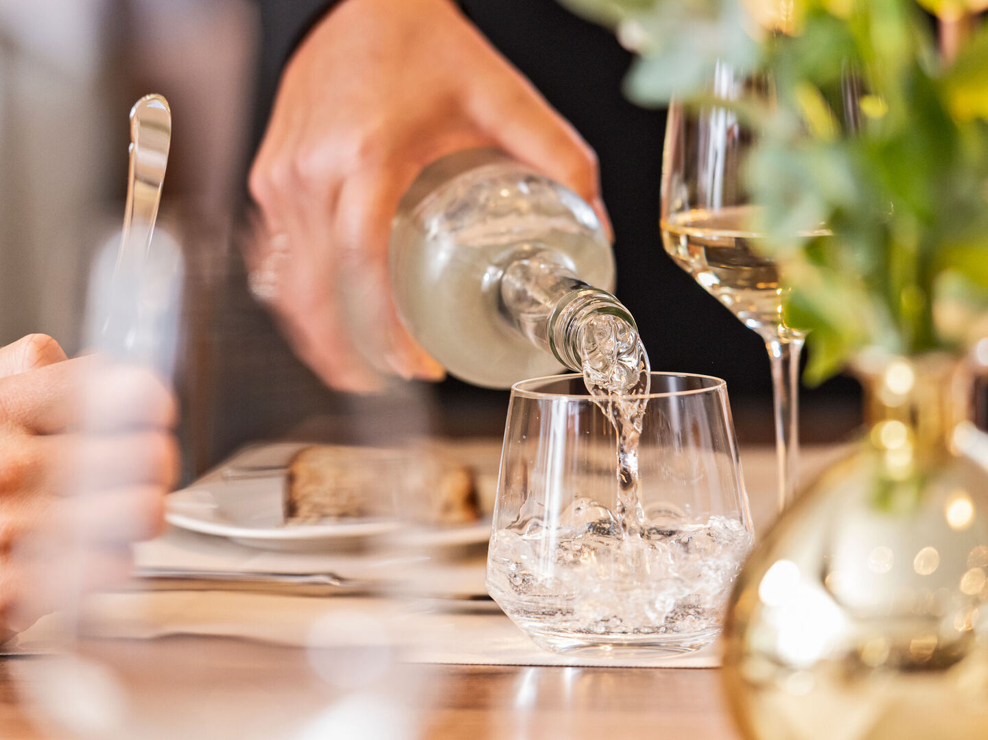 Glas mit klarem Wasser - kulinarisches Erlebnis und erstklassiger Service.