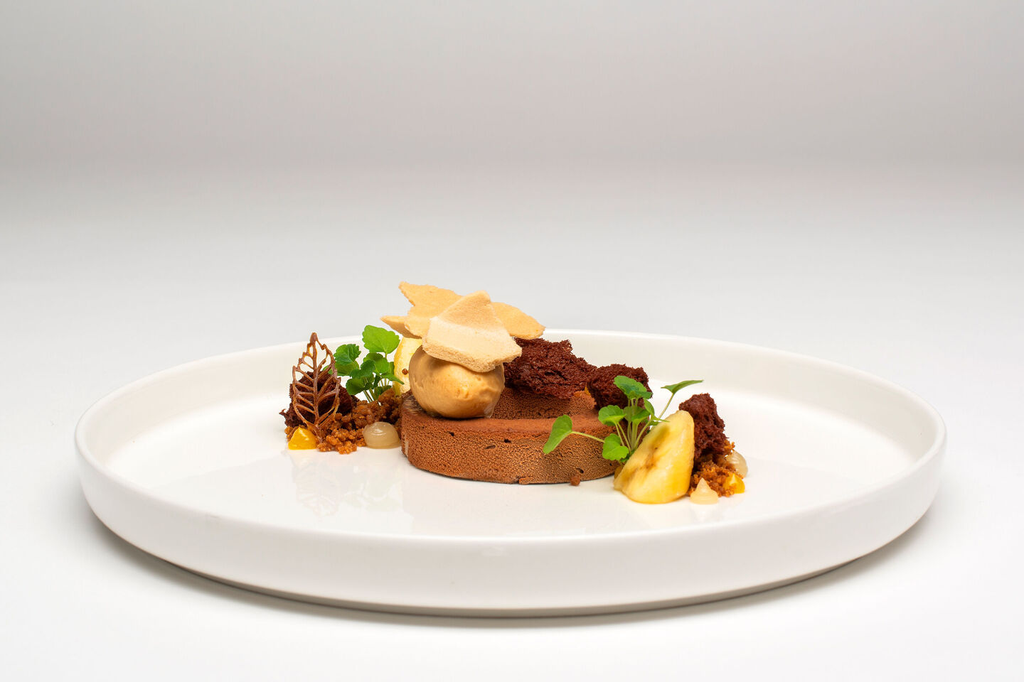 Süßes Dessert mit Valrhona, Banane und Karamell.
