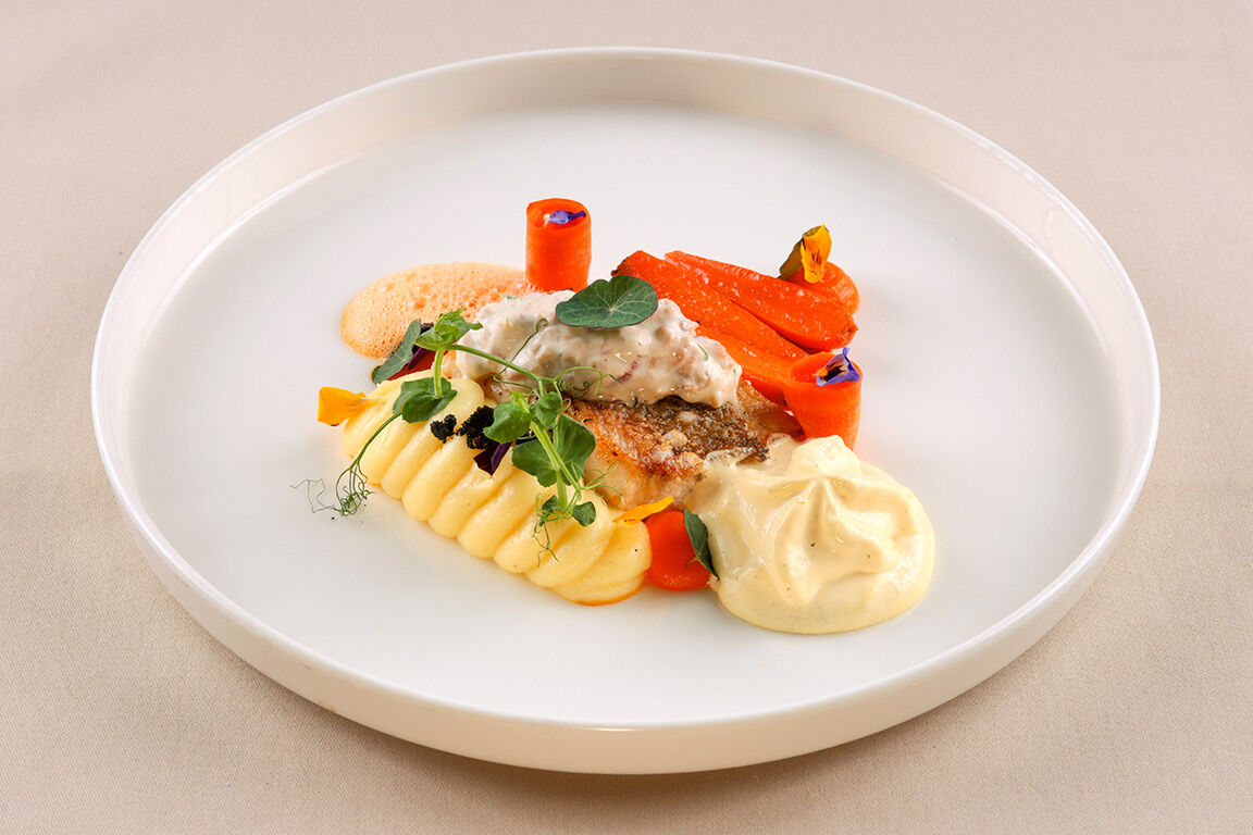 Red Snapper-Filet auf elegantem Teller, perfekt gegart, mit abgestimmten Beilagen.