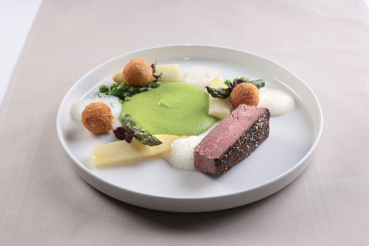 Leckerer U.S. Rindertafelspitz mit Spargel, Erbse, Speckkartoffeln und Wasabischaum.