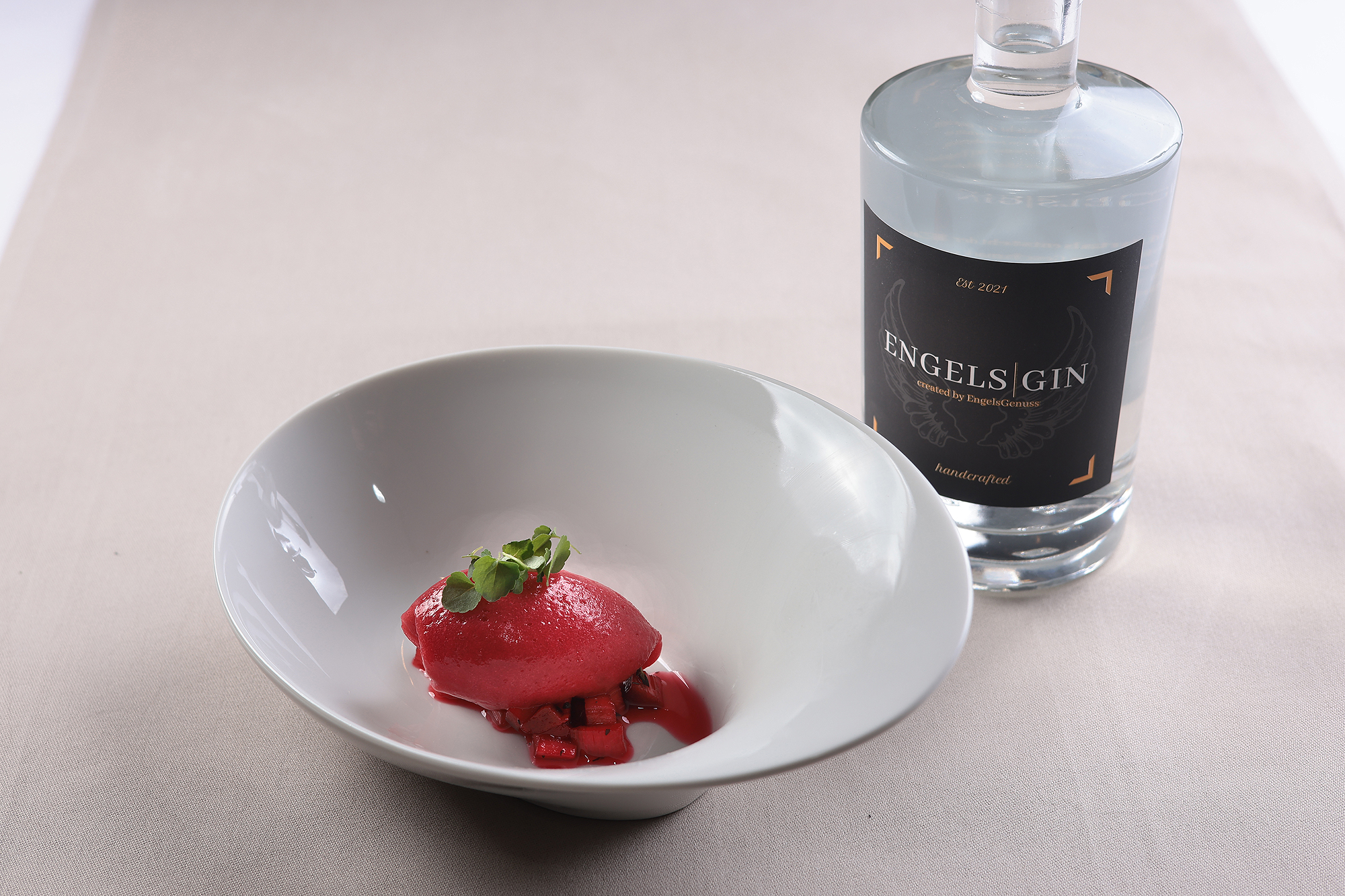 Flasche Engels Gin neben Schüssel mit erfrischendem Rhabarber-Thymian-Sorbet.