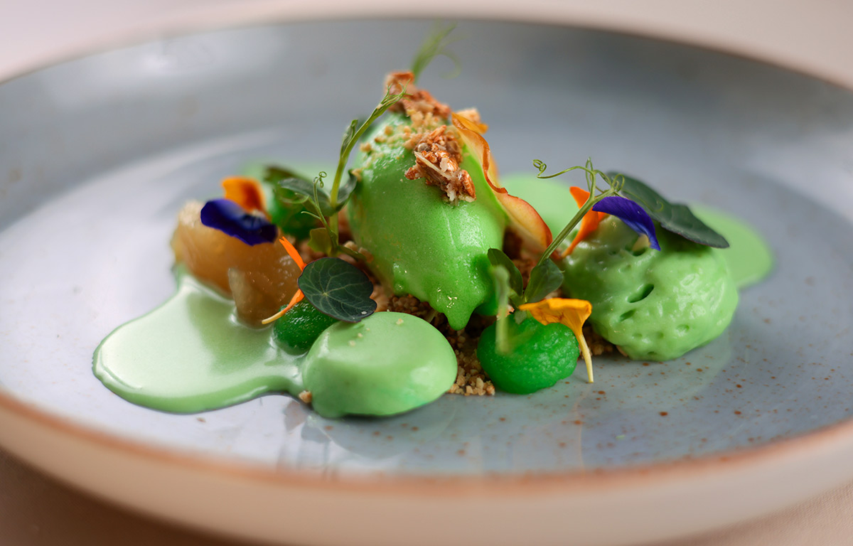Leuchtend grünes Dessert mit Sauerampfer-Cremeux, Espuma, Krokant, Lassi und Sorbet.