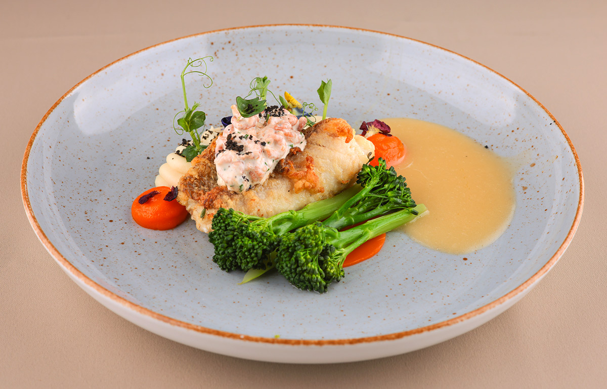 Adlerfisch mit Nordseekrabbe, wildem Brokkoli, Selleriepüree, Krabbensalat und Zitronen-Velouté.